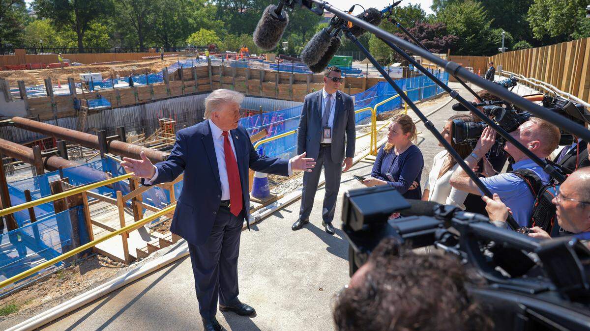 El presidente de Estados Unidos, Donald Trump, habla con los medios junto a carteles de su propuesto salón de baile para la Casa Blanca, mientras continúan las obras en la residencia presidencial, el 19 de mayo de 2026 en Washington, DC.