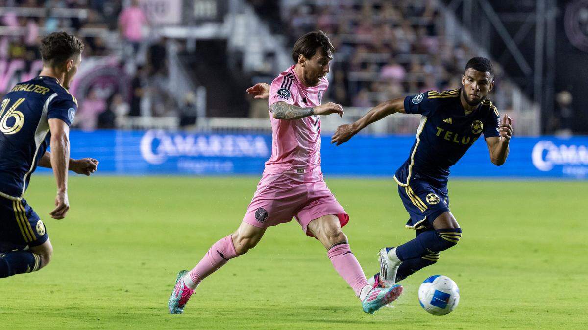 El delantero del Inter Miami Lionel Messi corre con el balón ante la marca de Sebastian Berhalter, de los Whitecaps de Vancouver, en el partido de vuelta de las semifinales de la Liga de Campeones de la Concacaf, celebrado el 30 de abril de 2025 en el Chase Stadium de Fort Lauderdale.