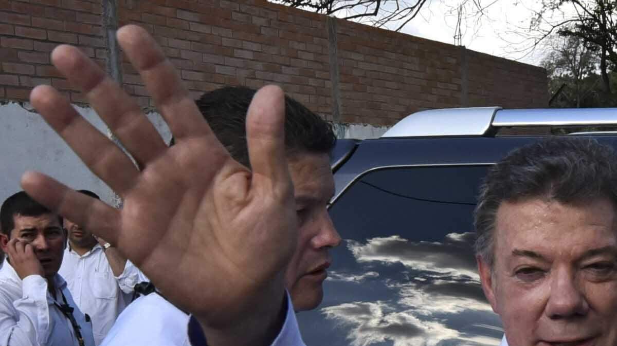 El presidente de Colombia, Juan Manuel Santos, saluda durante una visita a un refugio en Cúcuta, Colombia, el 26 de agosto. 