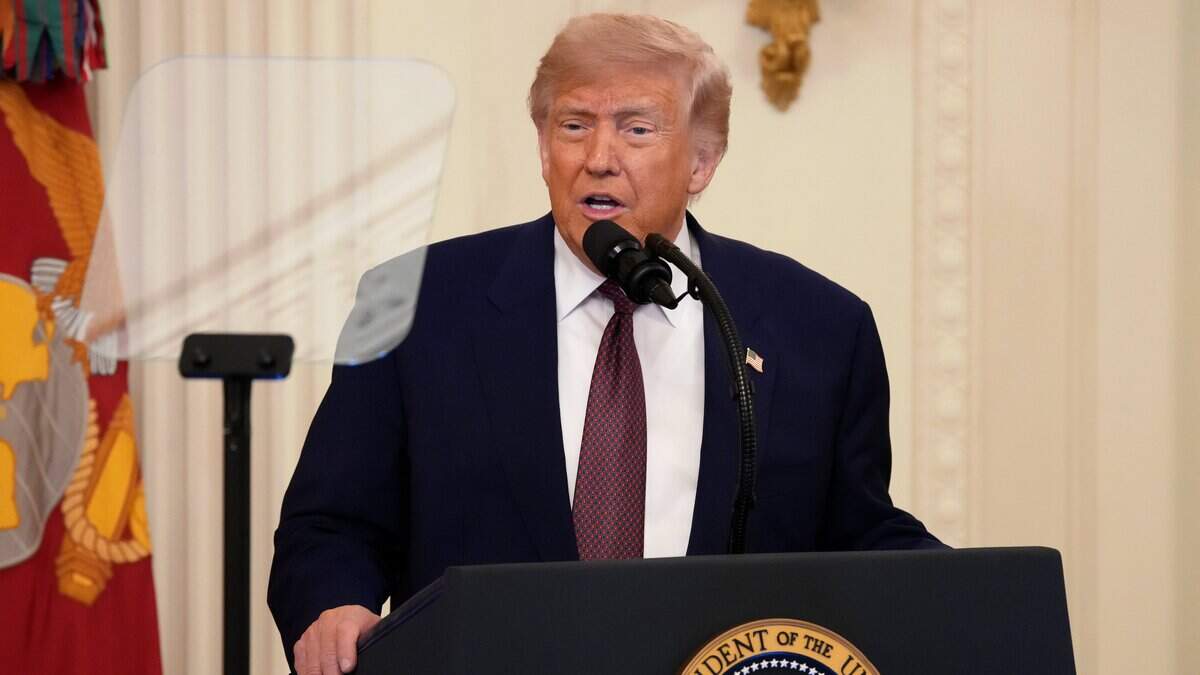 El presidente de Estados Unidos, Donald Trump, habla durante una ceremonia de la Medalla de Honor en el Salón Este de la Casa Blanca el 18 de junio de 2026 en Washington, DC. Capers, un veterano de Vietnam de 88 años, salvó múltiples vidas de infantes de marina bajo su mando durante una batalla en Phu Loc en 1967, mientras sufría varias heridas de bala.