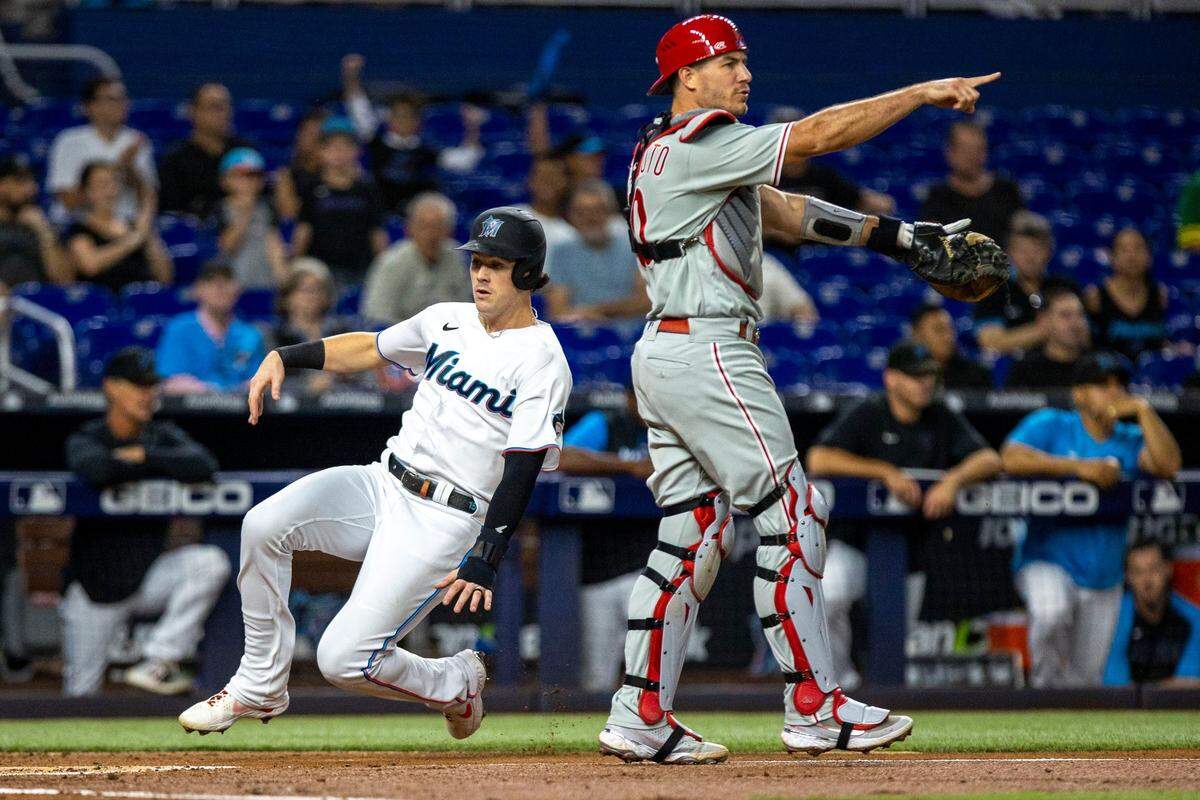 El bateador designado de los Marlins Brian Anderson anota una carrera en el primer inning del partido ante los Filis de Filadelfia, celebrado el 14 de septiembre de 2022 en Miami.