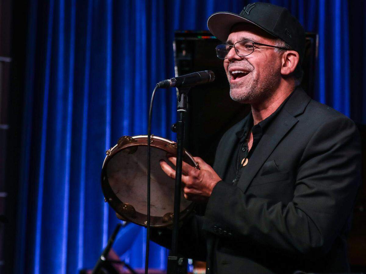 Serie de conciertos gratuitos al aire libre de MOCA  presenta a Nanny Assis, cantante, percusionista, compositor, productor&nbsp; y guitarrista brasileño-estadounidense.