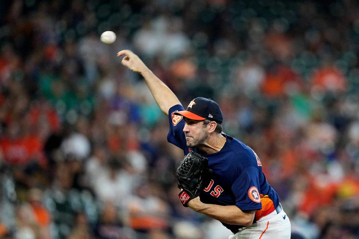 El abridor de los Astros Justin Verlander lanza en el cuarto inning del partido ante los Marlins de Miami, cel;ebrado el 12 de junio de 2022 en Houston.