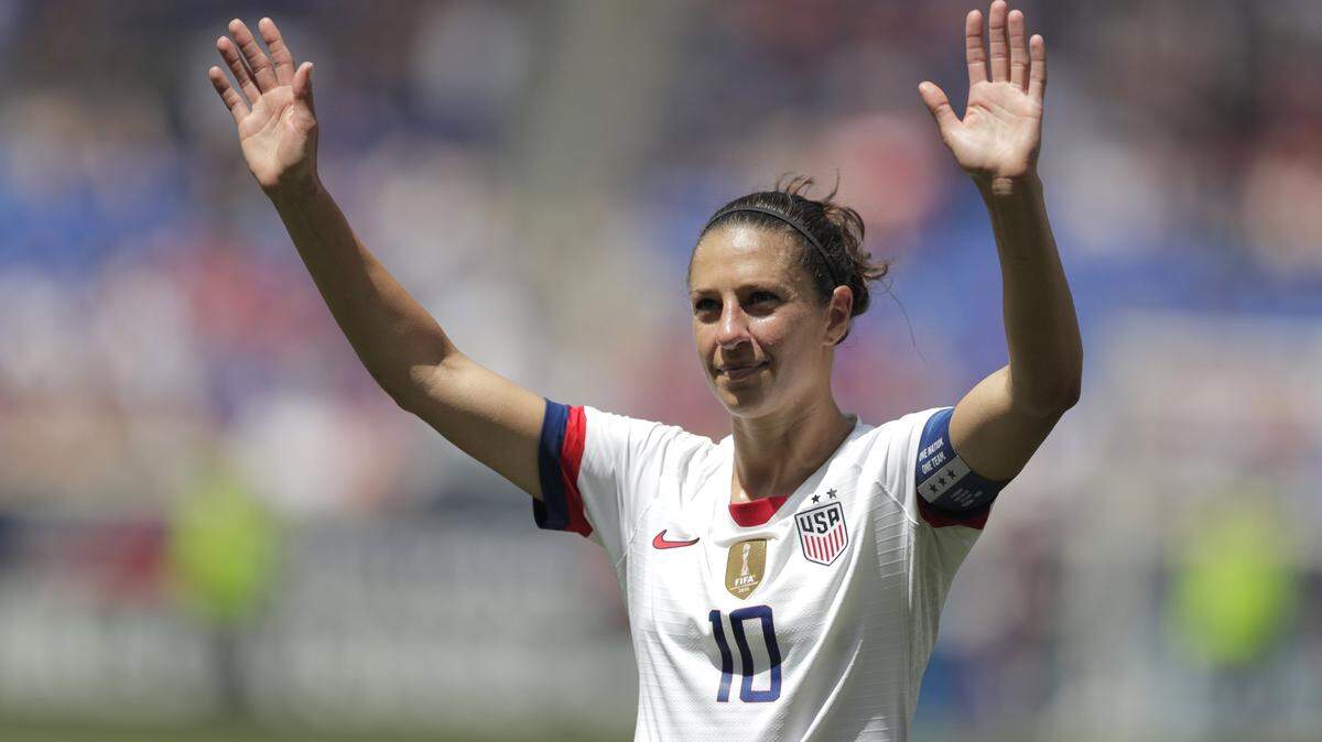 La jugadora de Estados Unidos Carli Lloyd saluda en su presentación en un partido amistoso contra México, el 26 de mayo de 2019 en Harrison, Nueva Jersey.