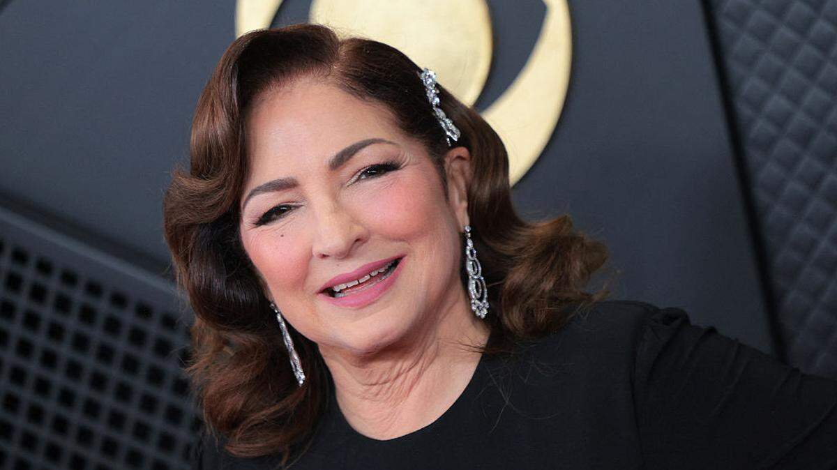 La artista cubanoamericana Gloria Estefan asiste a la entrega 68 de los Premios Grammy en la Crypto.com Arena en Los Ángeles, el 1 de febrero de 2026. En una entrevista desde Chile el sábado 21 de febrero de 2026, Estefan expresó su preocupación por las penurias que pasan los cubanos al no tener electricidad por la falta de combustible.
