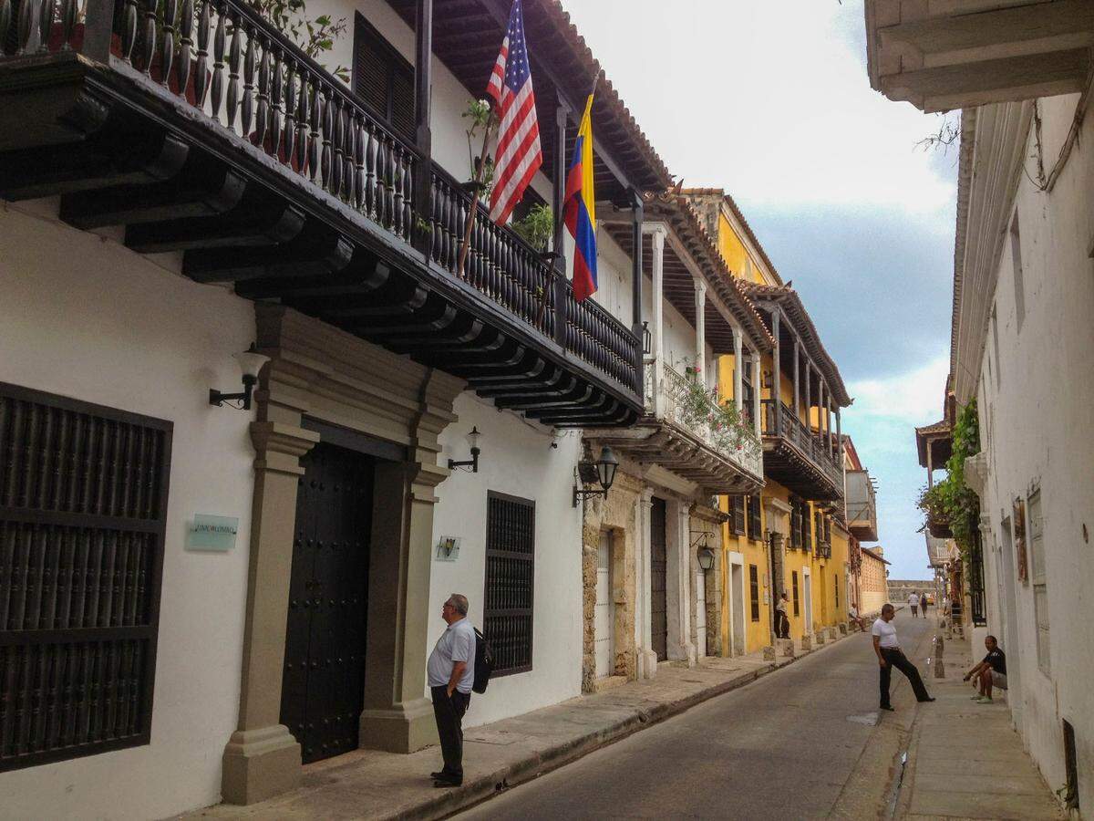 Alfonso Chardy en Cartagena, Colombia, en el 2012, buscando la casa de Dania Suárez, que saltó a la notoriedad por un incidente con el Servicio Secreto del presidente Obama, cuando varios escoltas se negaron a pagar por una noche de sexo.