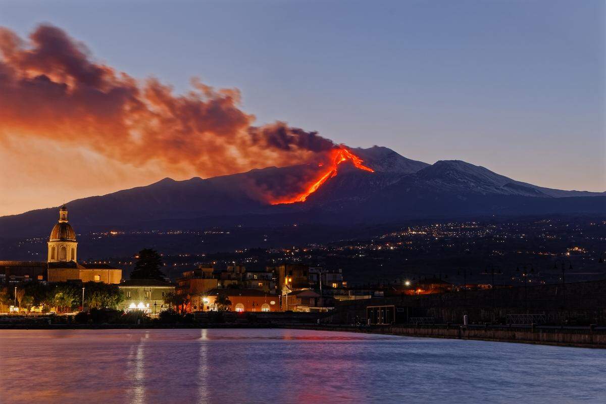 El Etna en Sicilia, es uno de los volcanes más activos de Europa.