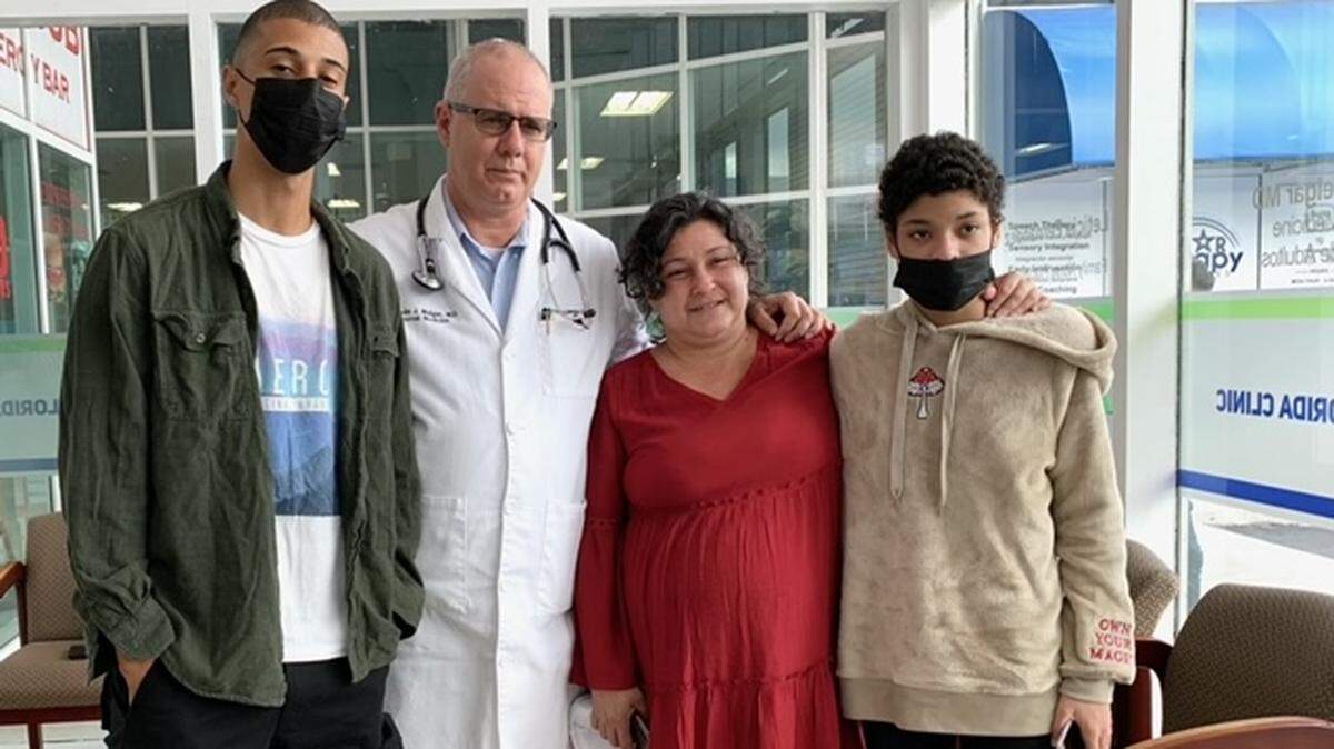 La opositora y fundadora del Movimiento San Isidro, Iris Ruiz, se encuentra en Miami para atenderse un serio padecimiento de salud. El lunes estuvo con sus dos hijos mayores en la consulta del doctor Alfredo Melgar, quien indicó su hospitalización.