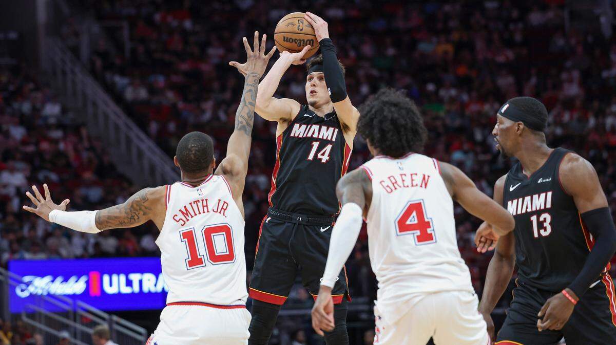 El escolta del Heat Tyler Herro (14) dispara el balón durante el cuarto cuarto contra los Rockets el 5 de abril de 2024; en el Toyota Center, en Houston, Texas.