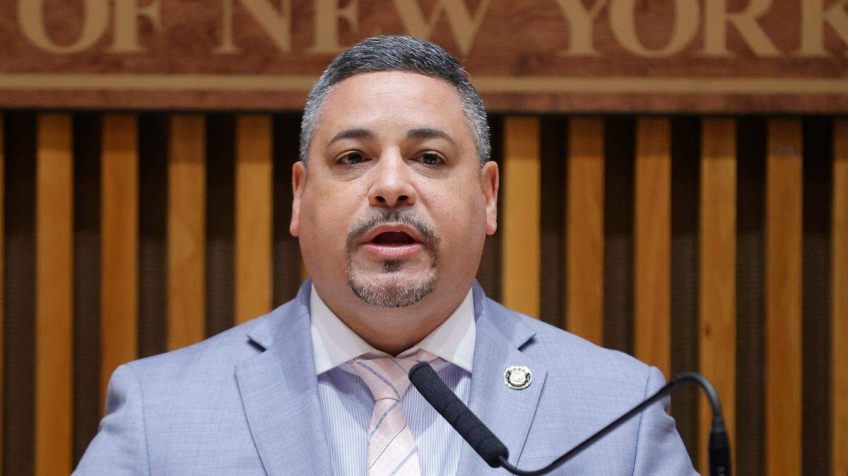 El jefe de la Policía de Nueva York, Edward Cabán, ofrece una conferencia de prensa el 31 de mayo de 2024, en Nueva York.
