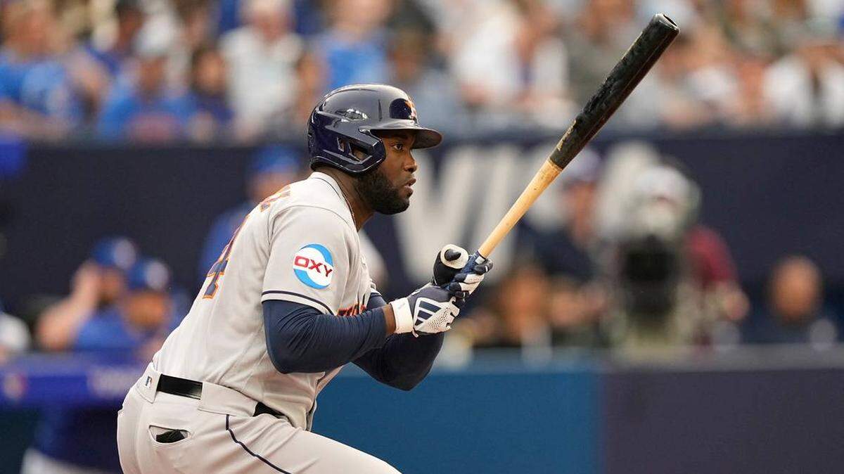 El cubano Yordan Álvarez bateó un jonrón y remolcó dos en el triunfo de los Astros 11-4 ante los Azulejos durante una serie en Toronto.