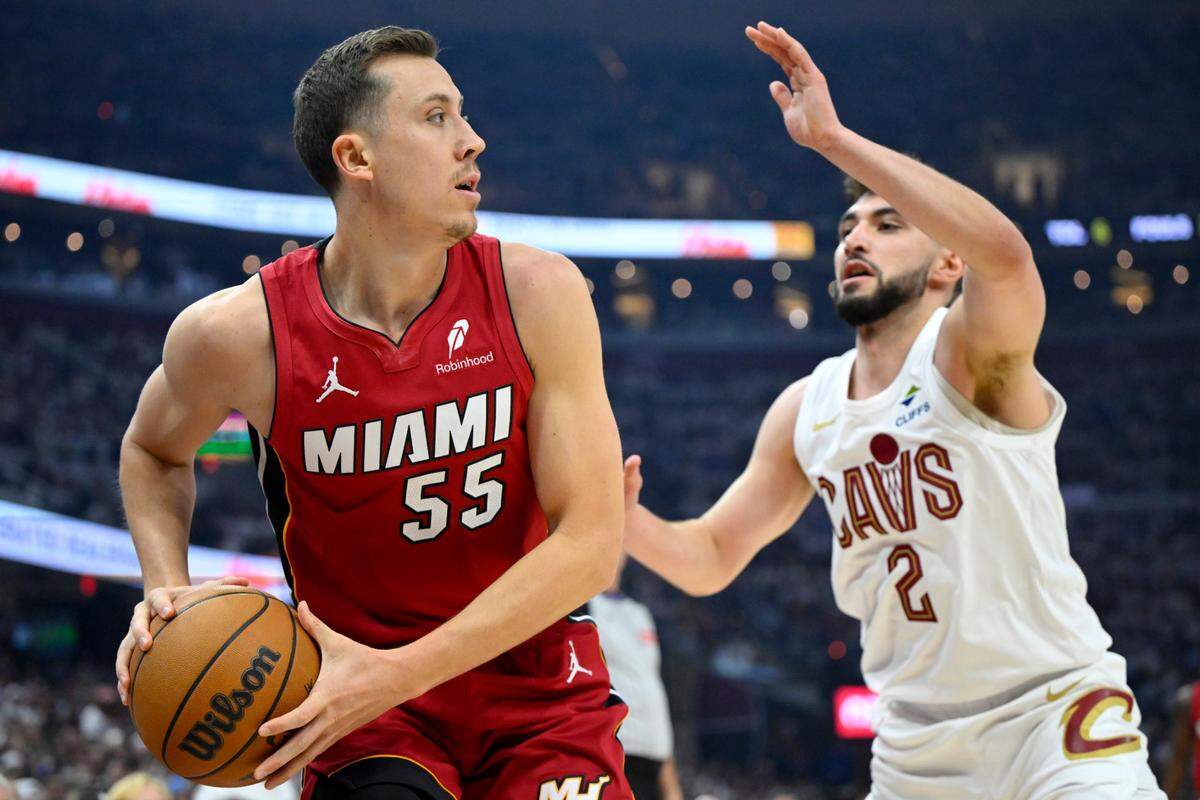 El jugador del Heat de Miami Duncan Robinson trata de pasar la marca de Ty Jerome, de los Cavaliers, en el partido de playoffs celebrado el 20 de abril de 2025 en Cleveland.
