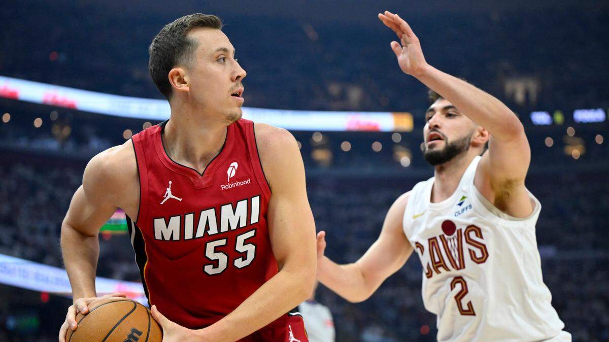 El jugador del Heat de Miami Duncan Robinson trata de pasar la marca de Ty Jerome, de los Cavaliers, en el partido de playoffs celebrado el 20 de abril de 2025 en Cleveland.