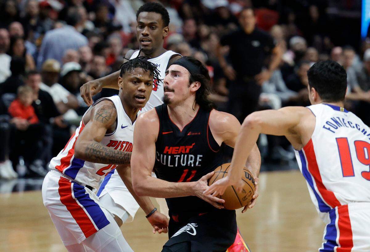 El jugador del Heat de Miami Jaime Jáquez Jr. entra al aro ante la defensa de los Pistons de Detroit, en el partido celebrado el 5 de marzo de 2024 en Miami.