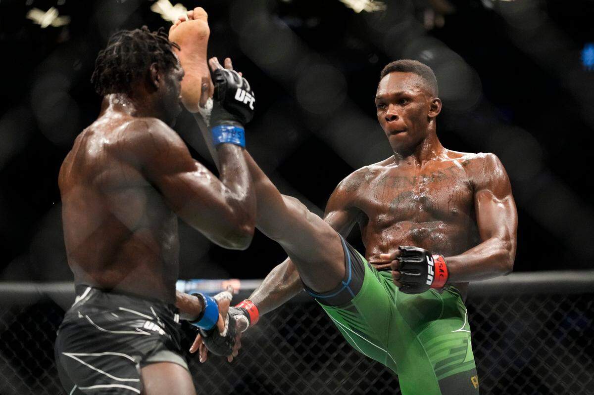 Israel Adesanya se abrió camino hasta una victoria por decisión unánime sobre Jared Cannonier, pero sin proponer ni poner en práctica ese final dramático y brutal que había prometido durante todo la semana previa a la pelea.