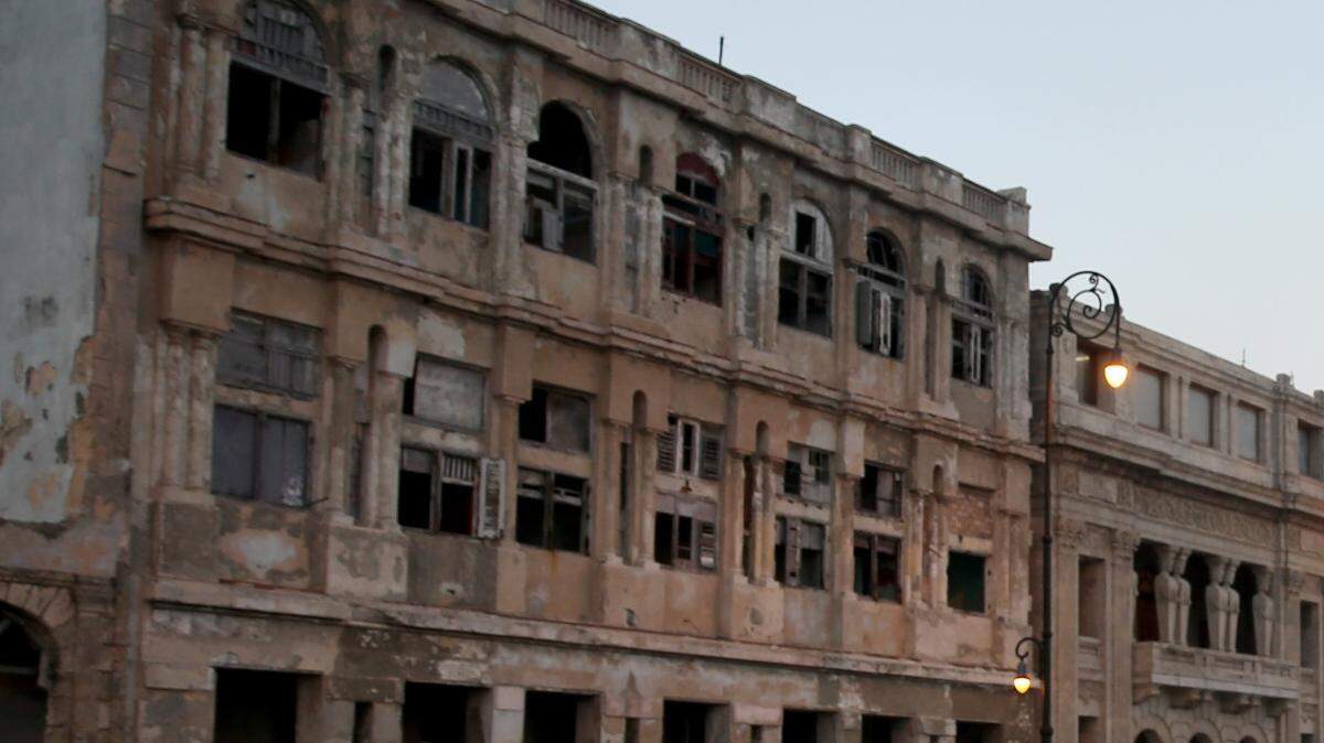 Dos mujeres caminan por el Malecón de La Habana, el 27 de febrero. 