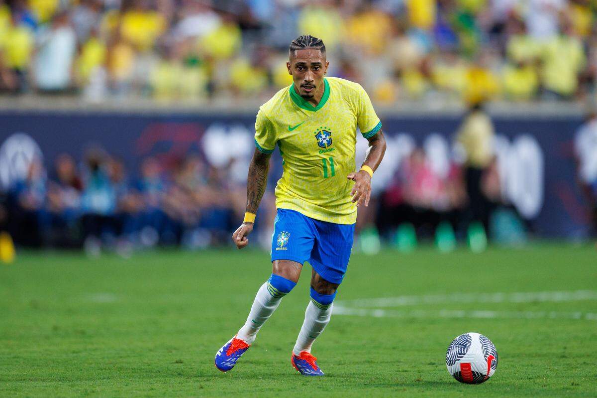 El estelar jugador de Barcelona Raphinha es uno de los astros de Brasil para enfrentar a Colombia y Argentina en esta jornada de las eliminatorias mundialistas sudamericanas.