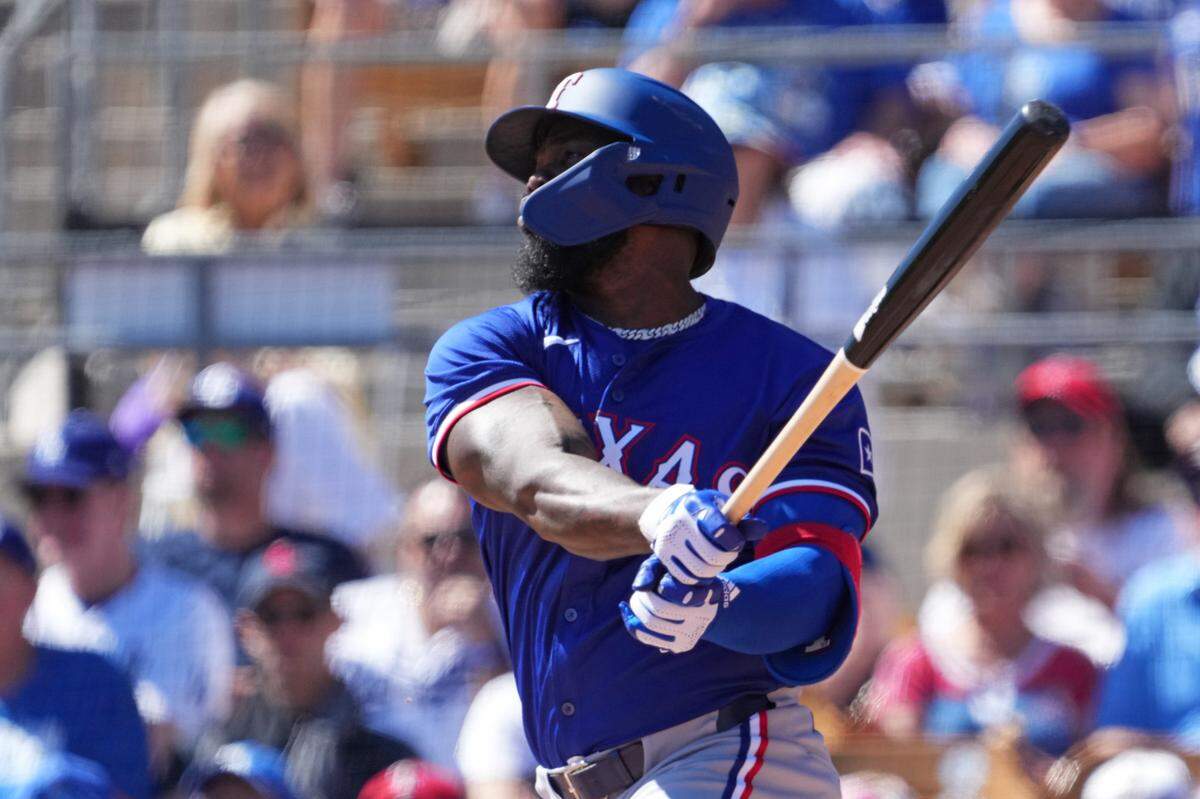 El jardinero de los Rangers de Texas Adolis García batea en el partido de pretemporada ante los Dodgers de Los Angeles, celebrado el 9 de marzo de 2024 en Glendale, Arizona.