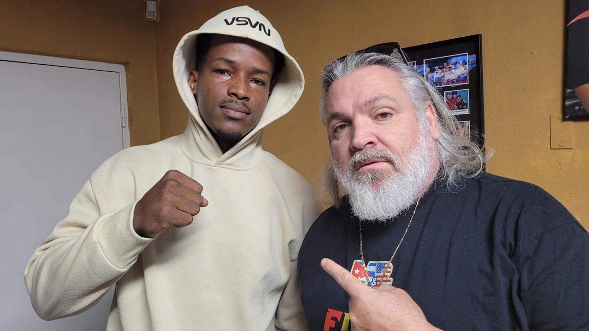 Alejandro Favier Rodríguez junto con el entrenador Osmiri Fernández, de M&R Boxing.