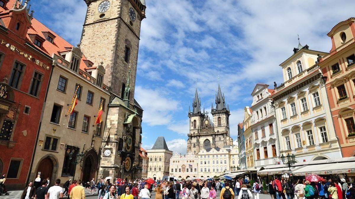 Free Tours por la plaza de la ciudad vieja de Praga.