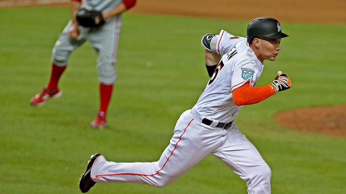 El pelotero de los Marlins Peter O’Brien corre a primera base en el noveno inning del partido ante los Filis, el 4 de septiembre de 2018 en Miami.