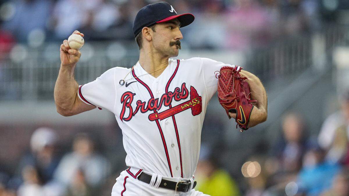 El abridor de los Bravos Spencer Strider lanza en el primer inning del partido ante los Marlins de Miami, celebrado el 24 de abril de 2023 en Atlanta.