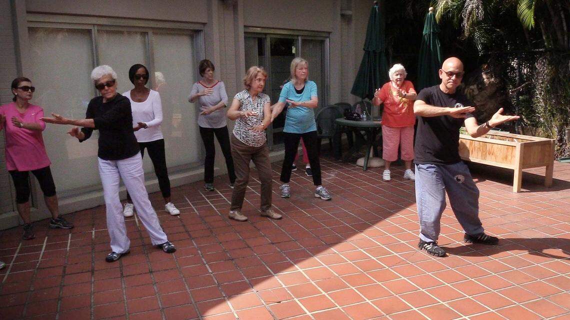 Tai chi South Florida, dirigido por el reconocido instructor Tony García, quien ha dado clases en UM de Tai Chi Chuan-Chi Gong, recomienda varios lugares. En Coral Gables, Osher Lifelong Learning Institute, localizado en el 1550 Brescia Ave. En la foto, García dirige una clase de Tai chi en OLLI.