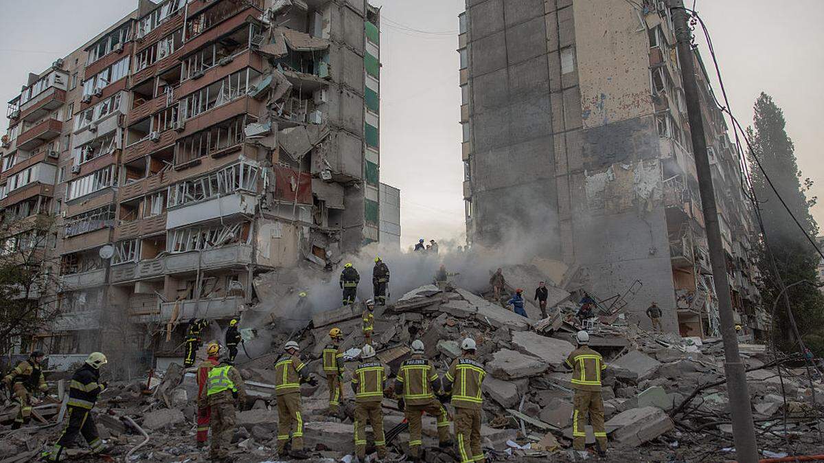 Equipos de rescate trabajan en un edificio residencial parcialmente destruido tras los ataques rusos con drones y misiles en Kiev, el jueves 14 de mayo de 2026, en medio de la invasión rusa de Ucrania.