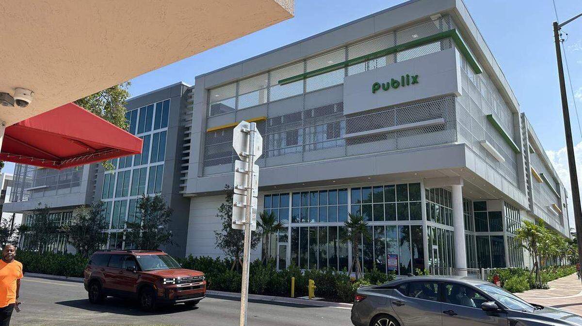 El nuevo Riviera Plaza Publix, ubicado en 1542 South Dixie Highway, se encuentra a punto de completarse, como se ve en esta foto del 25 de agosto de 2025. La tienda abrirá el 25 de septiembre, según la cadena.