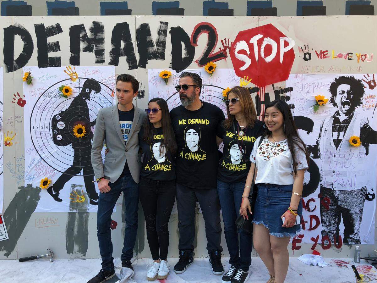 Manuel y Patricia Oliver junto a su hija Andrea, el estudiante de Marjory Stoneman Douglas David Hogg (izq.) y Edna Lizbeth Chávez (der.), la adolescente hispana que pronunció un conmovedor discurso en Washington durante la Marcha por Nuestras Vidas.  Posan delante del mural en  Los Ángeles.