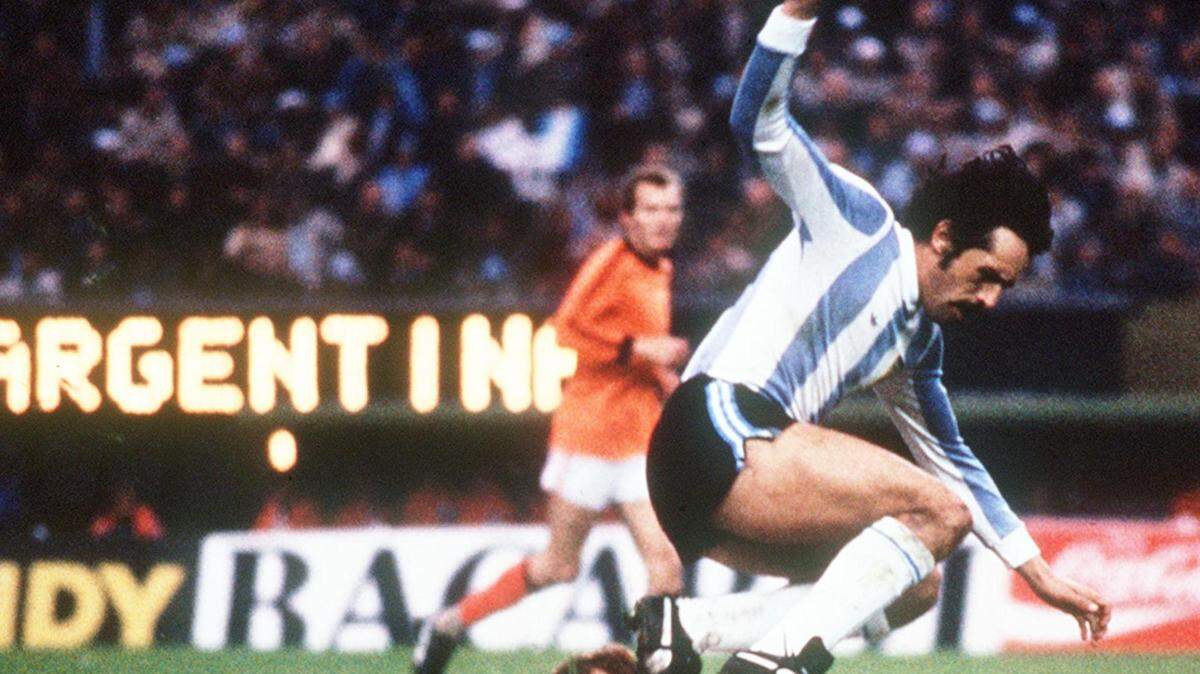 En esta foto de archivo tomada el 25 de junio de 1978, el delantero argentino Leopoldo Luque salta para evitar la entrada del defensa holandés Erny Brandts, en la final del Mundial de fútbol en Buenos Aires.