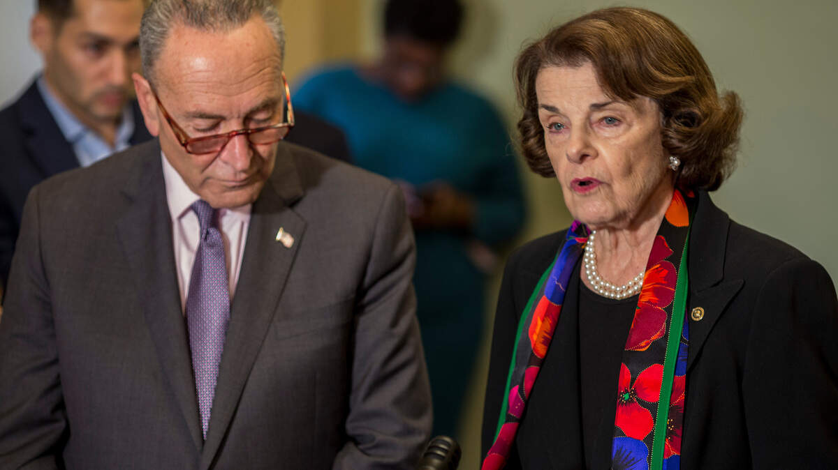 El líder de la minoría del senado Chuck Schumer (D-N.Y.) junto a la senadora demócrata Dianne Feinstein (D-Calif.).
