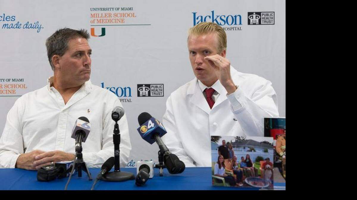 Daniel Brooks junto al  neurocirujano Eric Peterson en el hospital Jackson Memorial.