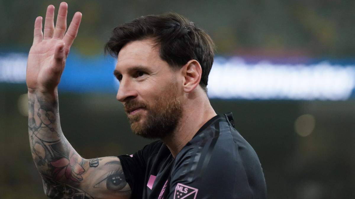 El delantero del Inter Miami Lionel Messi (10) saluda a la multitud después del final del tiempo reglamentario contra el Club América el 18 de enero de 2025 en el Allegiant Stadium, en Las Vegas. Este 29 de enero repitió saludo y resultado ante la U en Lima.