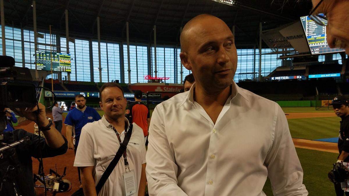 DEREK JETER durante un momento con los Marlins.