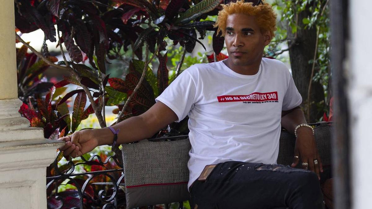 El artista disidente cubano Luis Manuel Otero lleva una camiseta que se opone al Decreto Ley 349 sobre expresión artística el 13 de noviembre de 2018. Alcantara ha sido arrestada varias veces por protestar contra la ley.