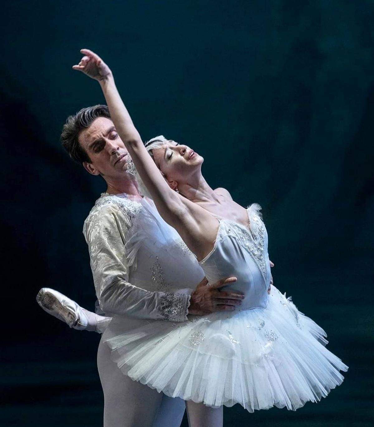 Como Odette, en el ballet “El Lago de los Cisnes”, junto a Juan Pablo Ledo, primer bailarín del Ballet Estable del Teatro Colón, donde Macarena estuvo durante once años. “Mi ballet favorito”, proclama Macarena Giménez.