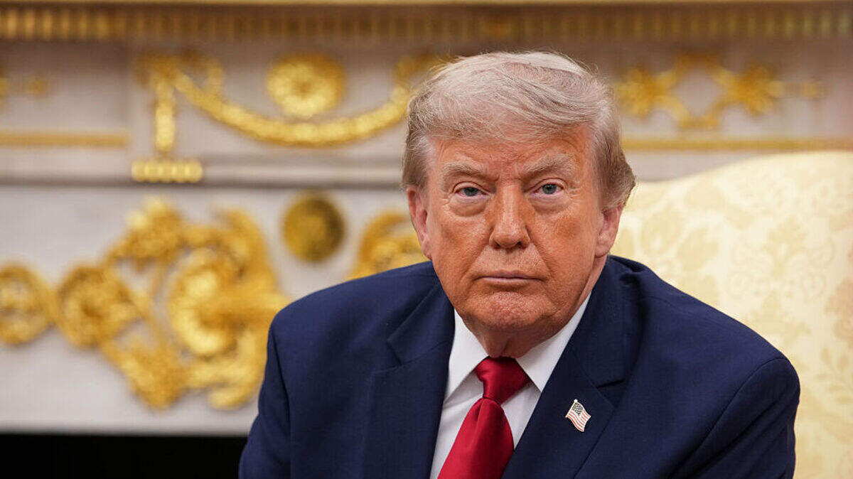 El presidente de EEUU, Donald Trump, observa durante una reunión bilateral con el primer ministro de Irak, Ali al-Zaidi, en el Despacho Oval de la Casa Blanca el 14 de julio de 2026 en Washington, DC.