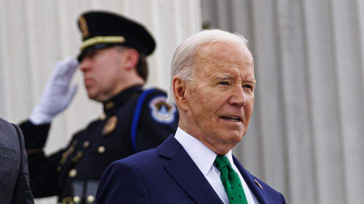 El presidente Joe Biden criticó fuertemente a Israel por el bombardeo que causó la muerte de siete trabajadores humanitarios de la organización World Central Kitchen en Gaza, el lunes 1 de abril de 2024. En la foto, Biden baja las escaleras del Capitolio, en Washington, D.C., el 15 de marzo de 2024.
