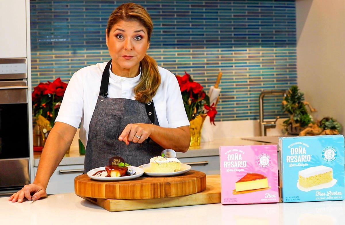 La chef venezolana Lorena García presenta en su estudio de Miami, el 13 de diciembre, su línea de postres congelados Doña Rosario Latin Delights, como el flan y el tres leches -que se venden en las tiendas Walmart de todo el país.