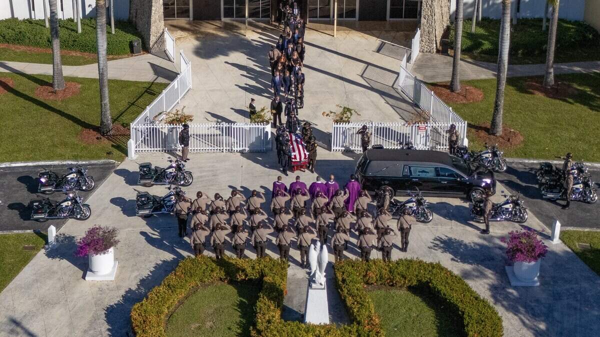 Tras la misa celebrada el martes en la iglesia de San Miguel Arcángel en Miami partió la procesión fúnebre del agente Devin M. Jaramillo hasta Loan Depot Park. 
