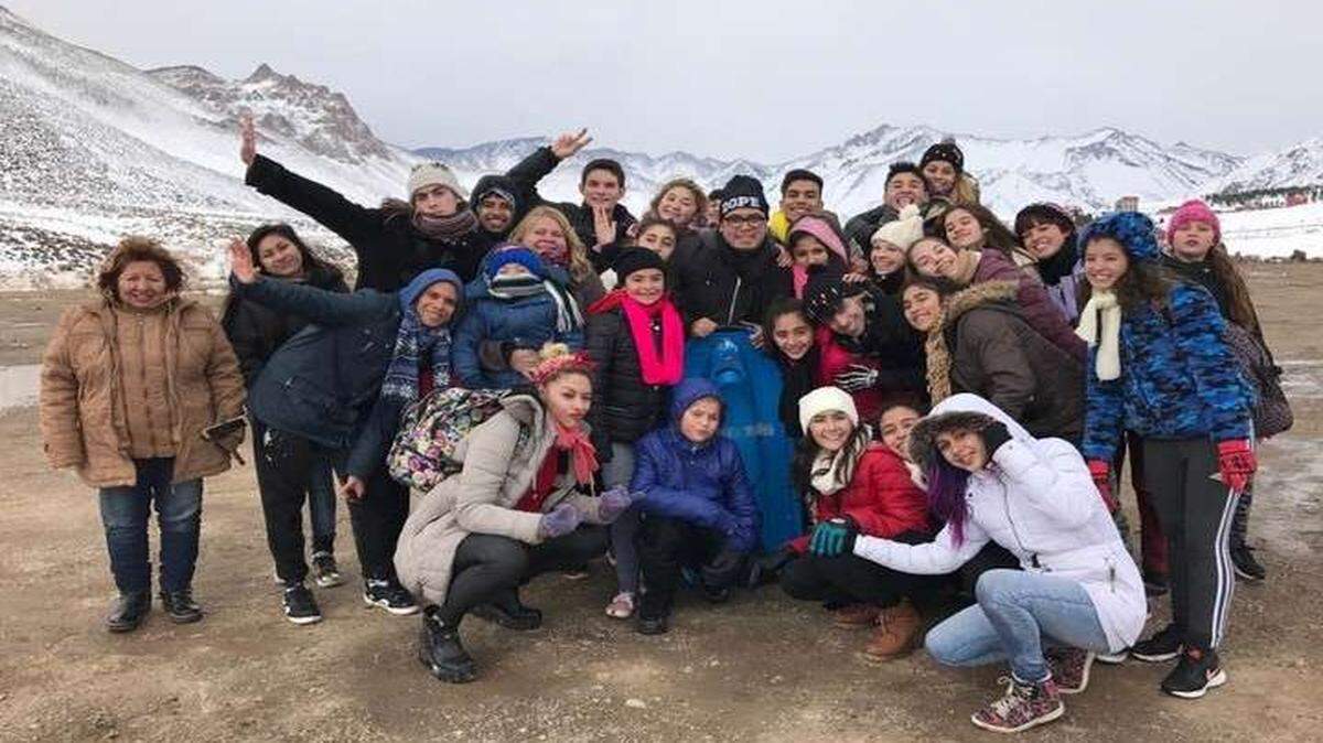 Los integrantes de un grupo de danza que viajaban en el ómnibus que sufrió un trágico accidente, el domingo en Mendoza. La foto fue publicada en la edición online de el diario Clarín de Argentina.