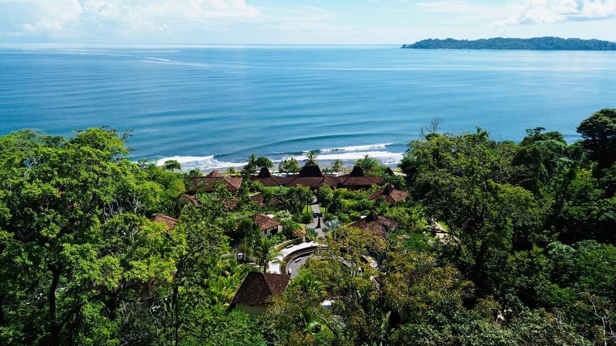 Combinado con caminatas por la selva, gastronomía consciente y sesiones de yoga, el surf en La Coralina no es solo una actividad: es una forma de escuchar el cuerpo y habitar el tiempo con otro ritmo.