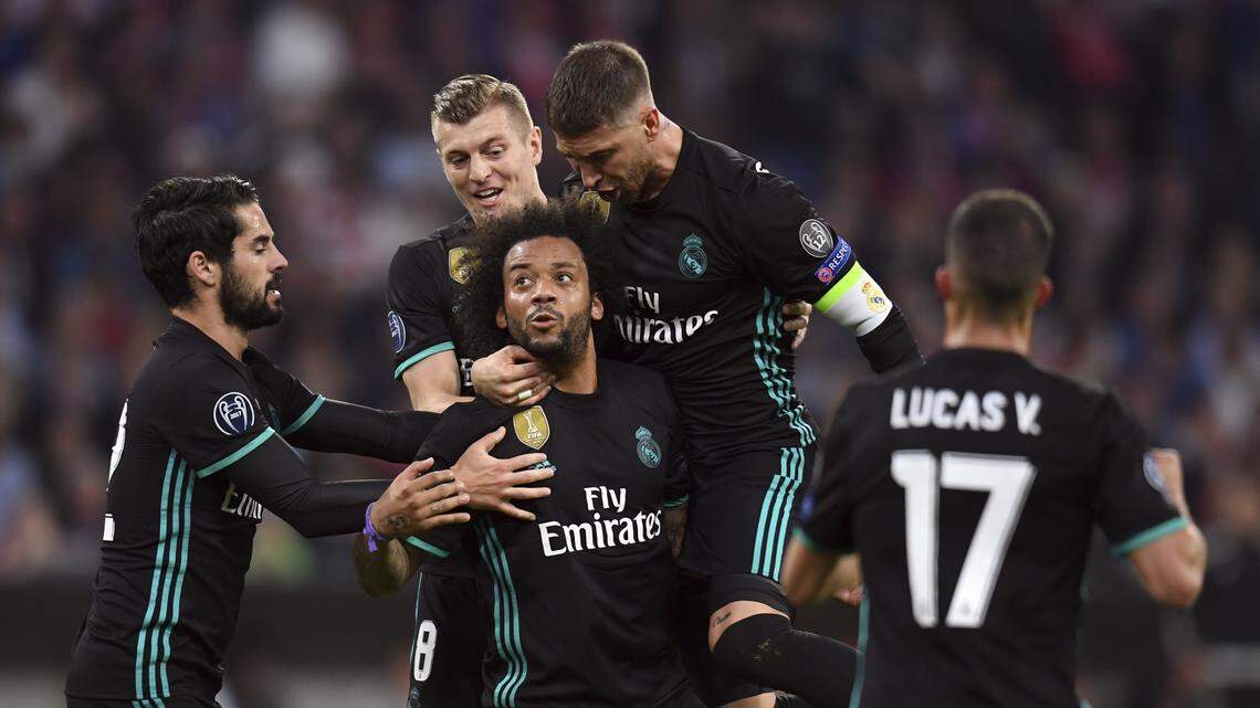 Los jugadores del Real Madrid Isco Alarcón, Toni Kroos y Sergio Ramos (de izq. a der.) celebran el gol que anotó el defensa brasileño Marcelo, en el partido ante el Bayern, celebrado el miércoles 25 de abril de 2018 en Munich.