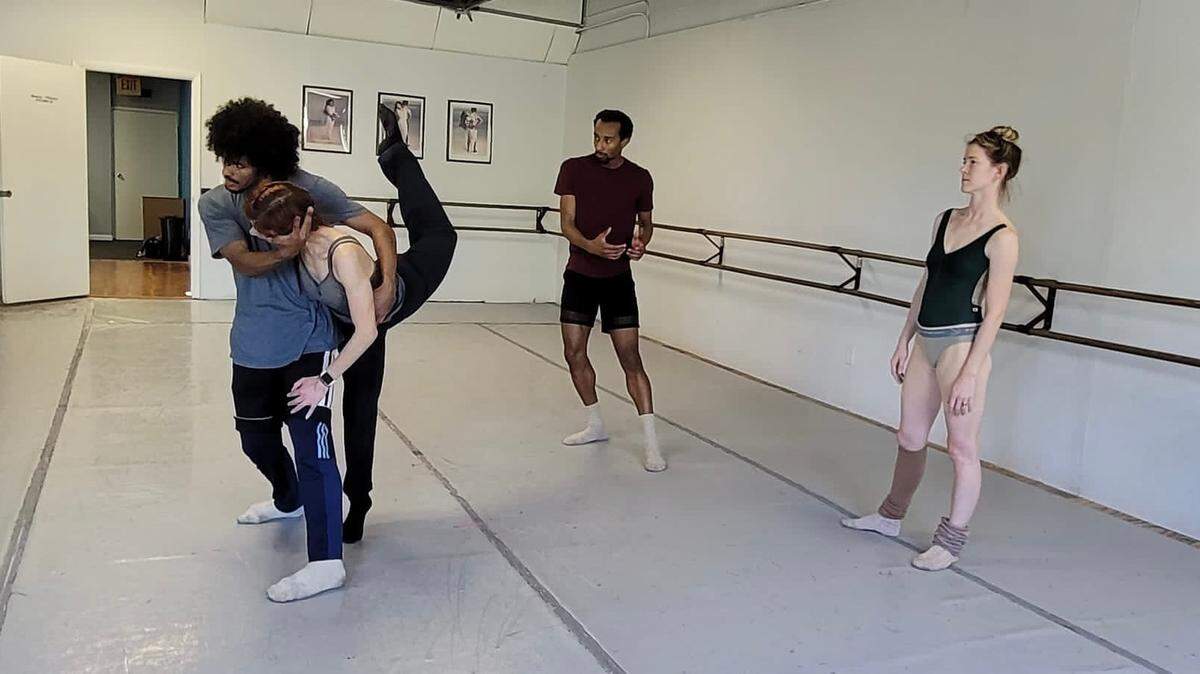 Beatriz García y Armando Brydson -como asistente coreográfico- muestran la manera de hacer un movimiento a Daniel White y Chloe Freytag durante un ensayo de “En Camino”.
