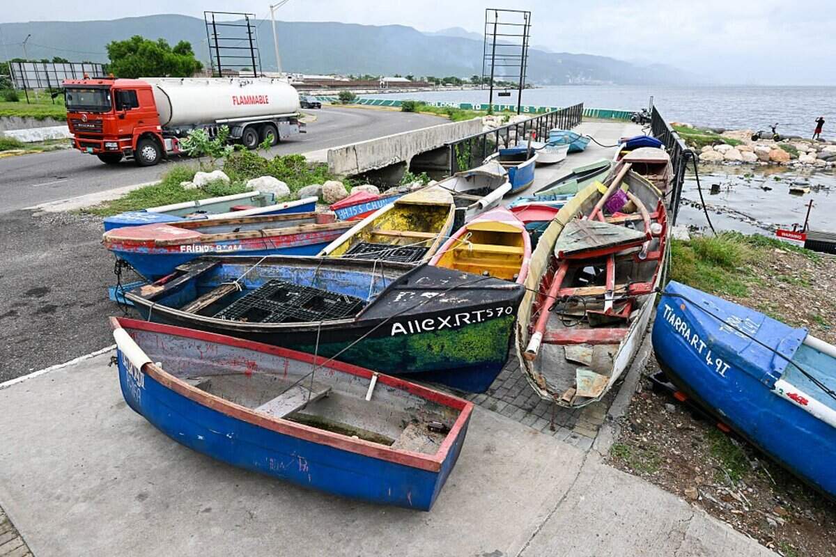 Barcos de pescadores permanecen amarrados entre sí en preparación para la llegada del huracán Melissa, cerca del pueblo pesquero de Rae Town, en el este de Kingston, Jamaica, el 25 de octubre de 2025.