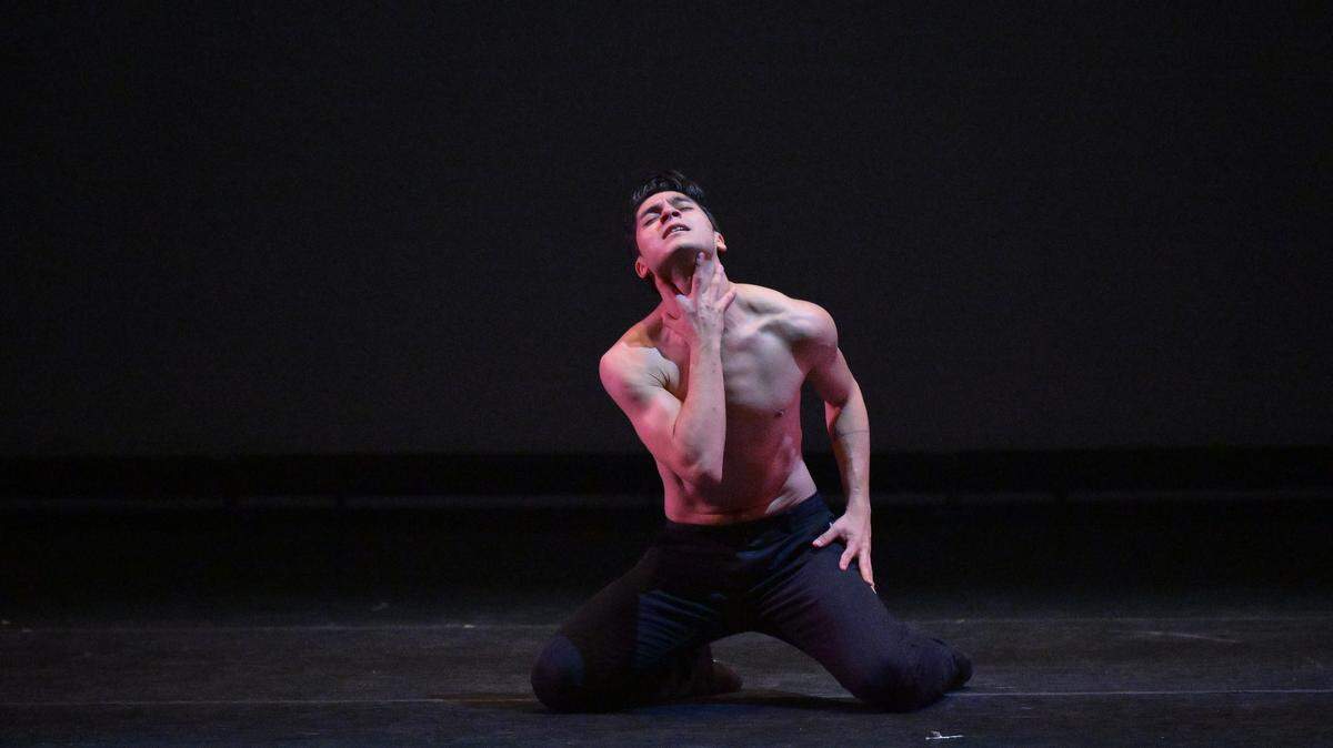 El bailarín Argenis Montalvo de la Compañía Nacional de Danza de México en “Pavana”.
