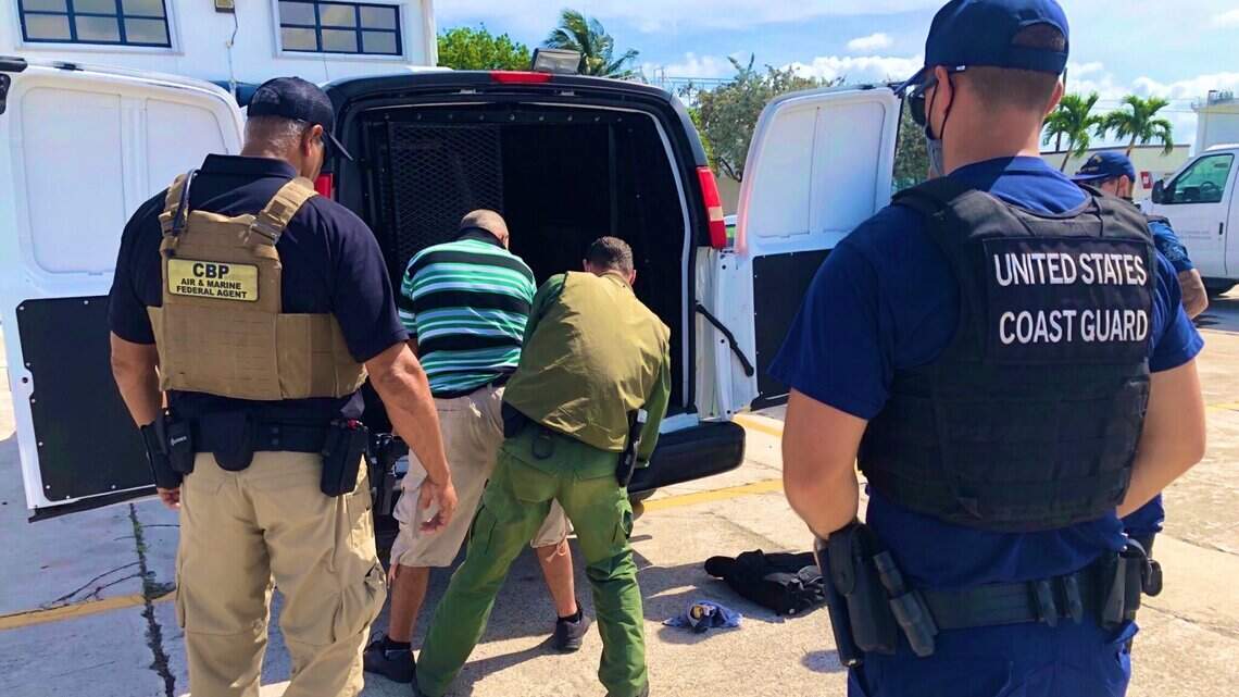 ‘Dios está con nosotros’: llegan 29 balseros cubanos a las costas de Florida en precaria embarcación