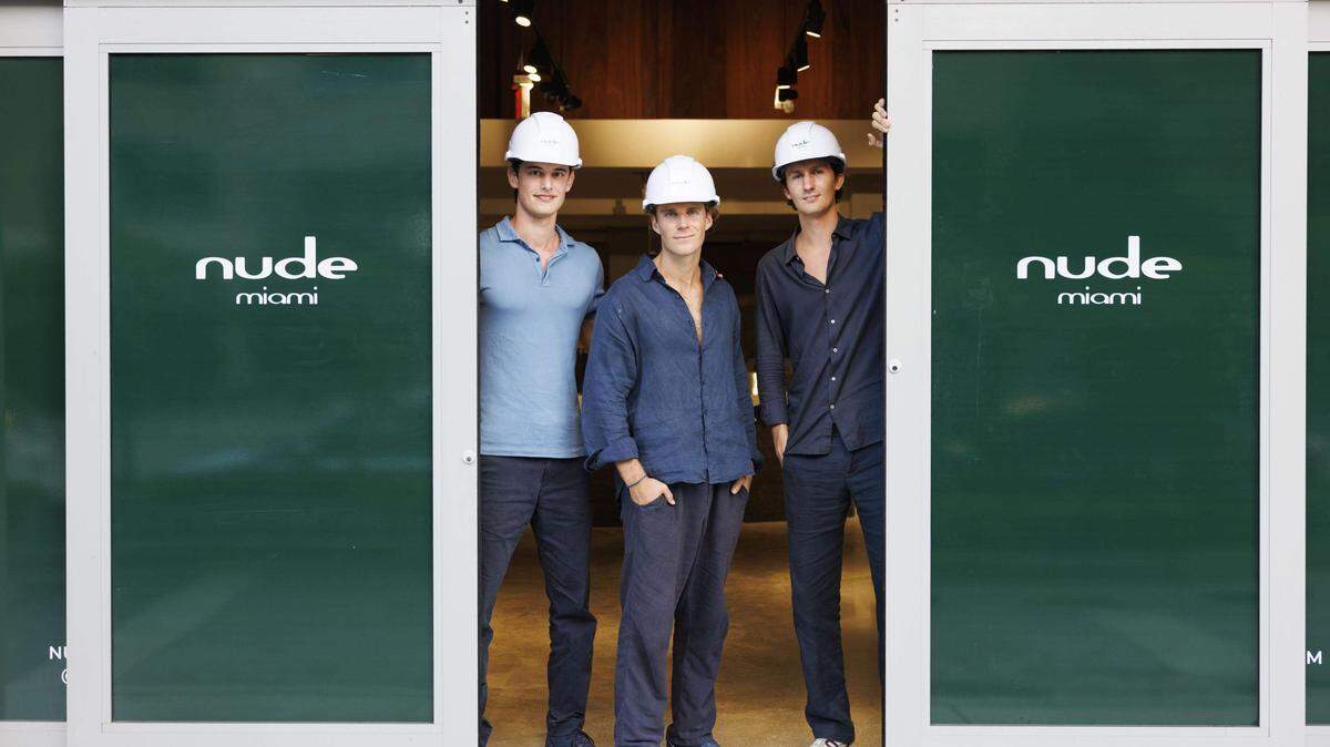 Sebastian Lezcano, a la izquierda, Harry Miller, en el centro, y Charles Amine a la derecha dentro de lo que será su tienda de comestibles en Nude Miami, en Brickell. Tres jóvenes fundadores con vínculos con Miami planean abrir el establecimiento para ofrecer a los habitantes del sur de Florida preocupados por su salud productos orgánicos, jugos en botellas de vidrio, comidas para llevar y productos saludables.