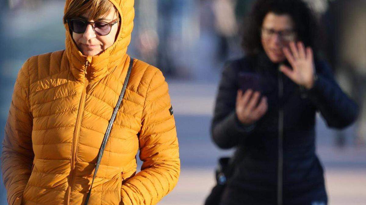 Las bajas temperaturas hicieron que los paseantes matutinos en Miami Beach sacaran abrigos, chaquetas, sudaderas, suéteres y otras prendas de abrigo para protegerse del frío la mañana del 31 de diciembre de 2025.